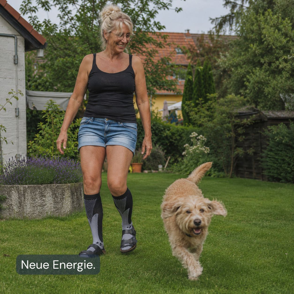Frau mit Kompressionssocken beim Spaziergang für aktive und leichte Beine im Alltag